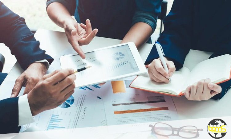 مشاور تولید در حال بررسی فرآیندهای کارخانه برای افزایش بهره‌وری